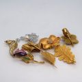 Lot de 8 broches fantaisie en plaqué or et brillants, thème végétal