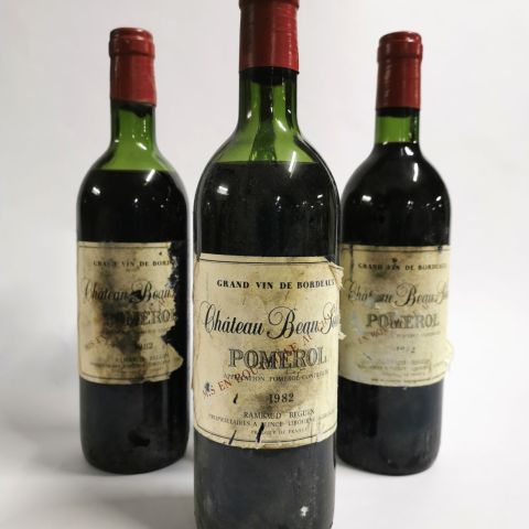 Quatre bouteilles du Château Beau-Soleil, Pomerol 1982, étiquettes abîmées. Bon niveau