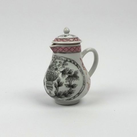 Pot à lait en porcelaine émaillée, époque Qianlong, décor floral polychrome