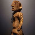 Statuette anthropomorphe africaine de 40cm de hauteur, à découvrir aux enchères