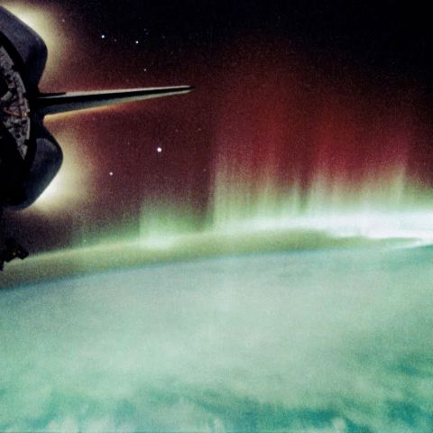 Vue des aurores australes par la NASA, lumière aérienne au-dessus de la Terre