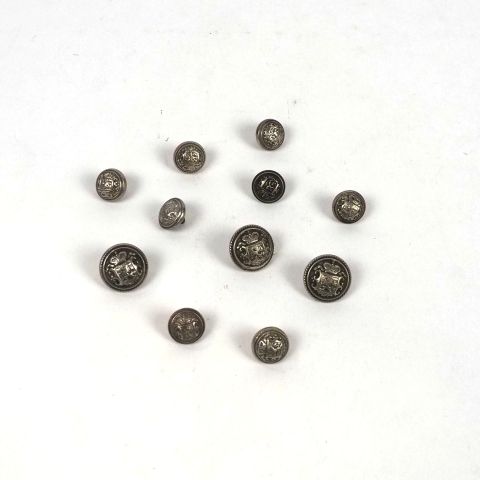 Collection de boutons d'uniformes argentés, vers 1950, 3 grands et 8 petits