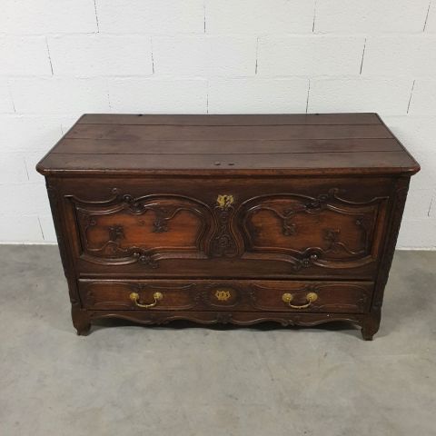 Commode en chêne sculpté, époque Louis XV, attribution probable à l'ébéniste CALTEUX