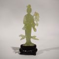 Sculpture en serpentine verte d'une danseuse avec rameau de fleurs, Chine