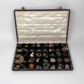 Ensemble de 50 broches et pendentifs anciens en plaqué or et argent