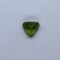 Peridot naturel de 4.61ct, taille trillion arrondi facettée, couleur vert olive