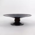 Versilbertes Metalltablett auf Holzfuß, signiert, Höhe 11 cm