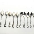 Ensemble de 12 cuillères à dessert en argent 800, motif végétal
