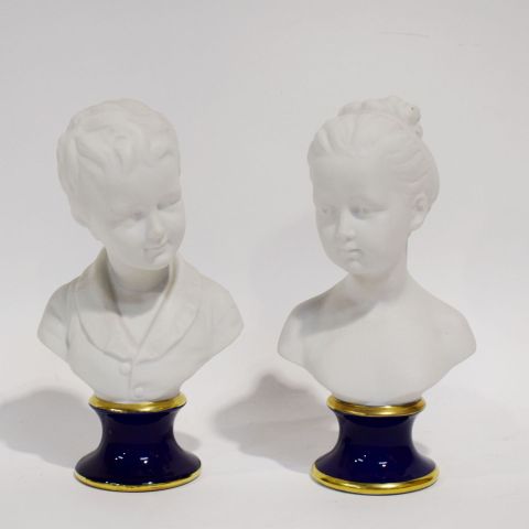 Paire de bustes d'une jeune garçon et d'une jeune fille
