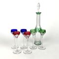 Ensemble carafe et verres en cristal facetté, probablement Baccarat, élégant et coloré