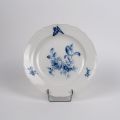 Assiette en porcelaine Meissen : décor floral et papillon bleu, diamètre 24 cm