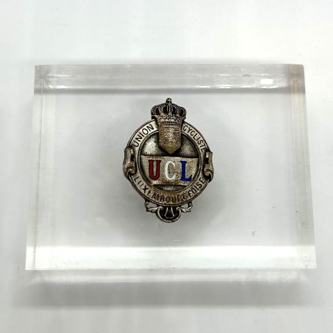 Insigne en bronze argenté de l'Union Cycliste Luxembourgeoise, référence Raymond Weiller