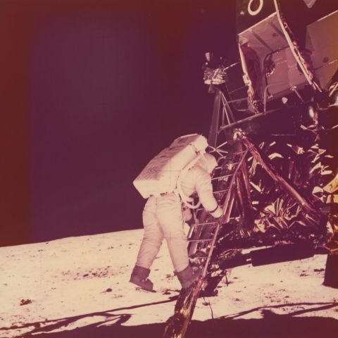 Buzz Aldrin descend du module lunaire "Eagle" lors de la mission Apollo 11