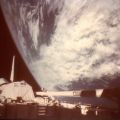 Der erste historische Blick aus dem Frachtraum eines Spaceshuttles in den Weltraum