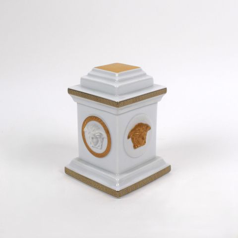 Horloge en porcelaine Rosenthal x Versace : élégance grecque et gorgones.