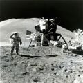 (NASA. LUNE. APOLLO 15. B IRWIN) L'astronaute James Irwin salue le drapeau