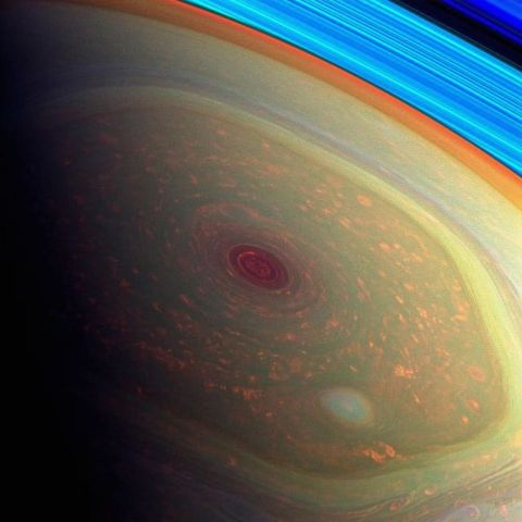 Tempêtes en couleurs au pôle nord de Saturne : image spectaculaire de Cassini