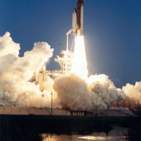 (NASA. DISCOVERY STS-39) Parfait décollage de la navette spatiale