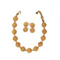 Parure dorée Ungaro : collier et boucles d'oreilles à motifs rosace, très bon état