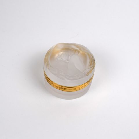 Boîte circulaire Lalique Daphné, décor jeune femme, signée, diamètre 8 cm