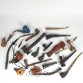 Réunion de pipes uniques : bois, céramique, métal, écume et formes variées