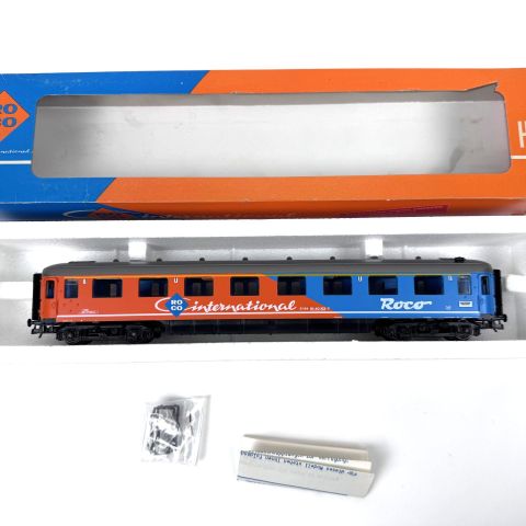 Voiture voyageurs Roco "51 84 18-40 102-3" en état neuf avec accessoires