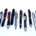Set aus 10 verschiedenen Stiften: gebrauchte Kugelschreiber, Druckbleistifte und Filzstifte