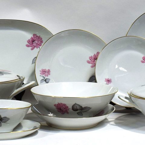 Service de table Rosenthal avec assiettes et plats en fleurs roses