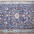 Tapis en laine bleu royal orné de rinceaux et animaux