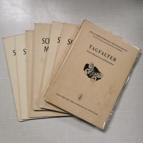 ouvrage relié et fascicules sur les papillons d'Europe centrale, illustrations incluses