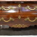 Commode Louis XV en bois de placage avec marbre rose, XXe siècle