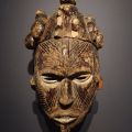 Masque Téké Érodé du Congo en Bois et Pigments, 30,5 cm