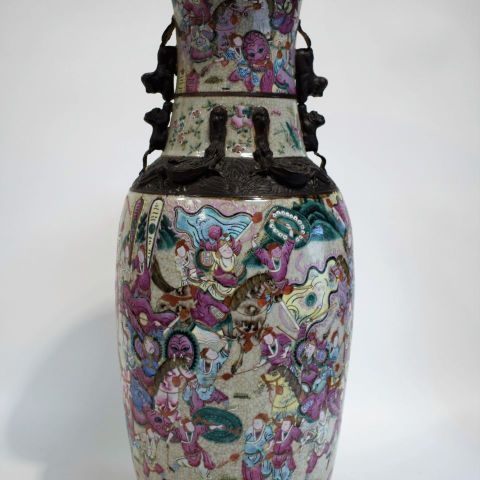 Vase en porcelaine de Canton au très riche décor