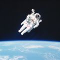 Mission STS 41B: Historische Aufnahme eines Astronauten, der allein im Weltraum schwebt
