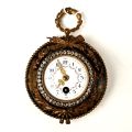 Ovale Pendeluhr Louis XVI, weiß emailliert, Blumendekor, Napoleon III, Glasscheibe beschädigt