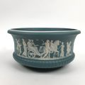 Jardinière Villeroy & Boch style Wedgewood avec décor mythologique en relief