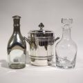 Ensemble raffiné : carafe en cristal, rafraîchissoir argenté et carafe étain