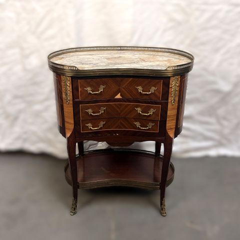 Table d'appoint Louis XVI en marbre et laiton, trois tiroirs