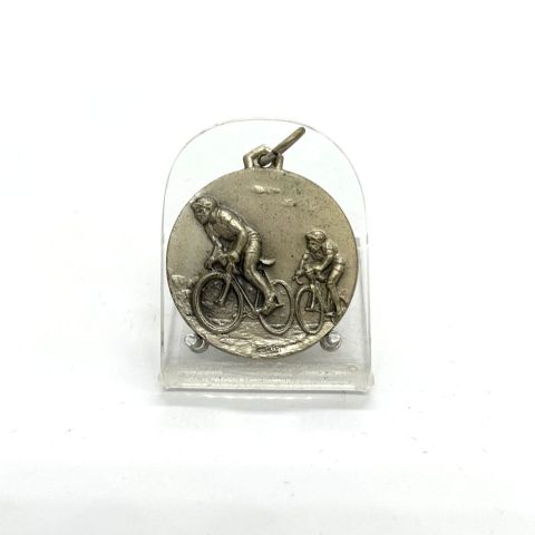 Médaille du Club Le Guidon par C. Rossi, 1967, métal blanc