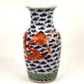Vase en porcelaine de Chine : Couple de dragons rouges, début XXe siècle