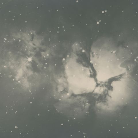 (NASA. RARE. NEBULEUSE TRIFIDA. MONT WILSON) Photographie de la Nébuleuse Trifide de la Constellation du Sagittaire