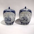 Paire de vases chinois en faïence, décor floral artisanal, XXe siècle (32 cm)