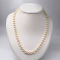 Collier de perles blanches avec fermoir en platine et pierres, poids 32g