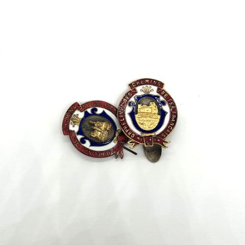 Deux insignes de l'Orphelinat des chemins de fer français en bronze doré