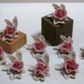 Ensemble de 9 fleurs décoratives en barbotine polychromée