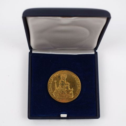 Médaille dorée de la Vierge Consolatrix, en boîte d'origine, commémorative