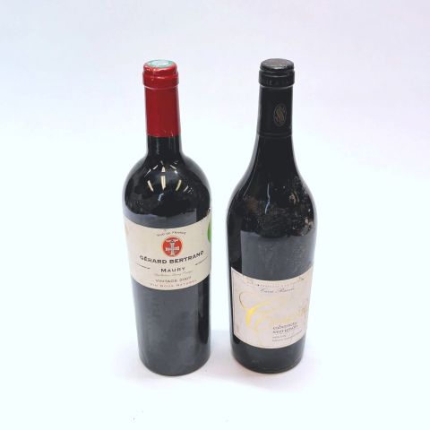 Deux bouteilles de vin du Languedoc : Maury 2007 et Clomonte 2018