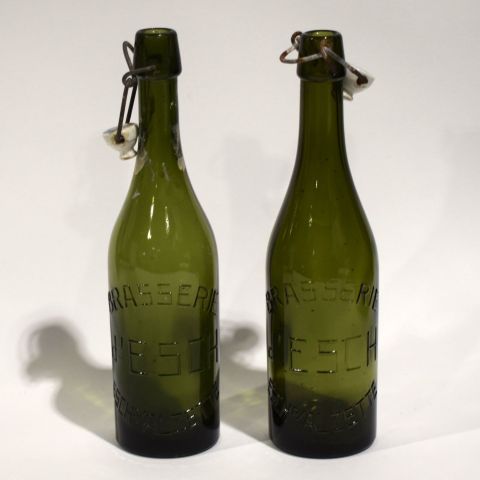 Lot de 2 bouteilles de bière d'Esch : verre vert et bouchon en porcelaine