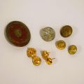 Collection de 5 accessoires de pompiers, dont des boutons et des broches émaillées