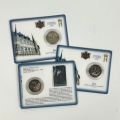 Drei 2-Euro-Münzen aus Luxemburg in der Gedenkausgabe unter Plexiglas